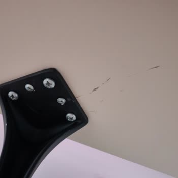 Garanti Kapsamındaki TV Ünitesi Ayakları Kırıldı, Acil Çözüm Bekliyorum