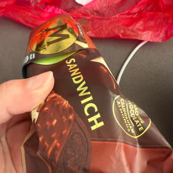 Aldığım Magnum Sandviçin Ambalajı Ve Dondurması Deforme Ve Hijyenik Değildi