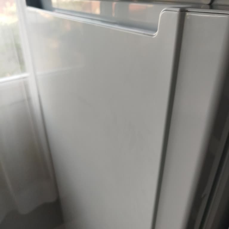 Temizlik Spreyi Buzdolabı Yüzeyinde Kalıcı Matlaşma Ve Parlama Sorunu Oluşturdu