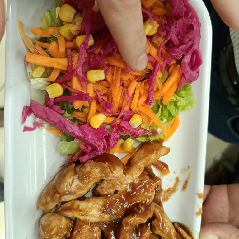 Salatadan Çıkan Böcek Ve İlgisiz Yönetici Tavrı Müşteri Memnuniyetini Zedeledi