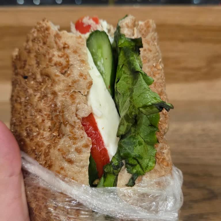 Ajet Uçuşunda Gecikme, Yetersiz İkram Ve Bilgi Saklama Nedeniyle Yaşanan Mağduriyet