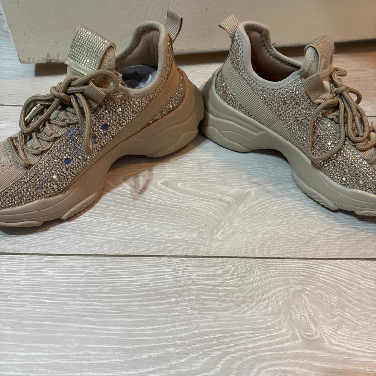 İlk Kullanımda Ayakkabının Taşları Döküldü, Mağduriyetim Giderilsin