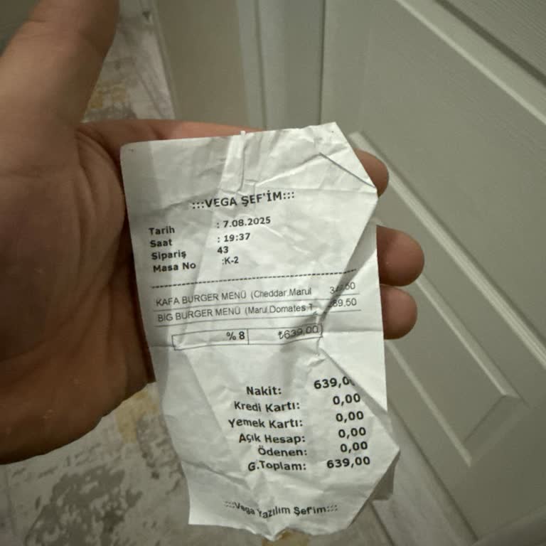 Küçük Çocuk İçin Boş Bardak Talebine Anlamsız Ret Ve Memnuniyetsizlik