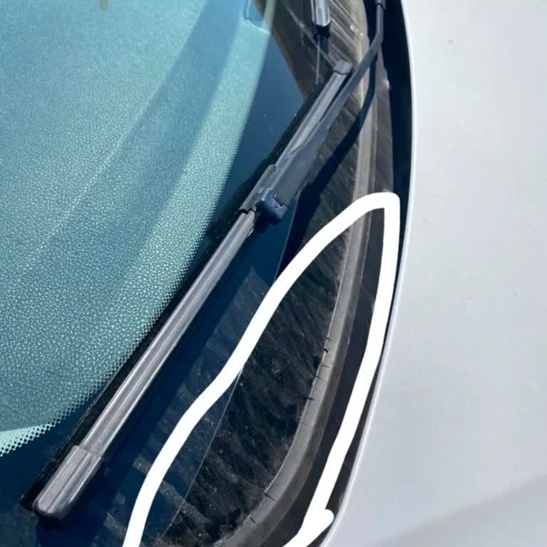 BMW F30 Silecek Altı Plastik Parçası Tamamen Parçalandı