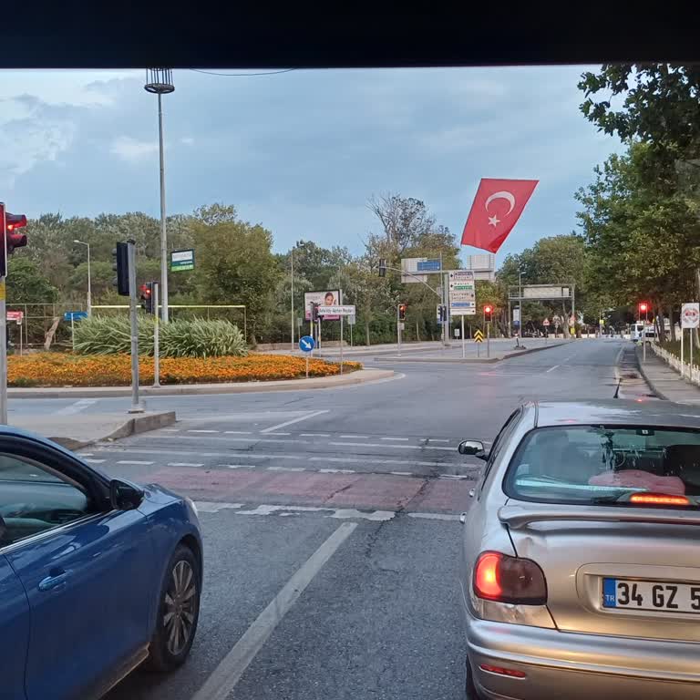 Döner Kavşakta Arızalı Yaya Işığı Trafik Yoğunluğunu Artırıyor