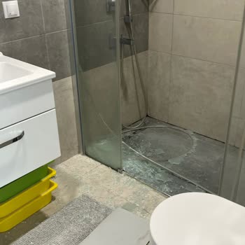 Duşakabin Camı Kendiliğinden Patladı, Yaralandım Ve Mağdur Oldum