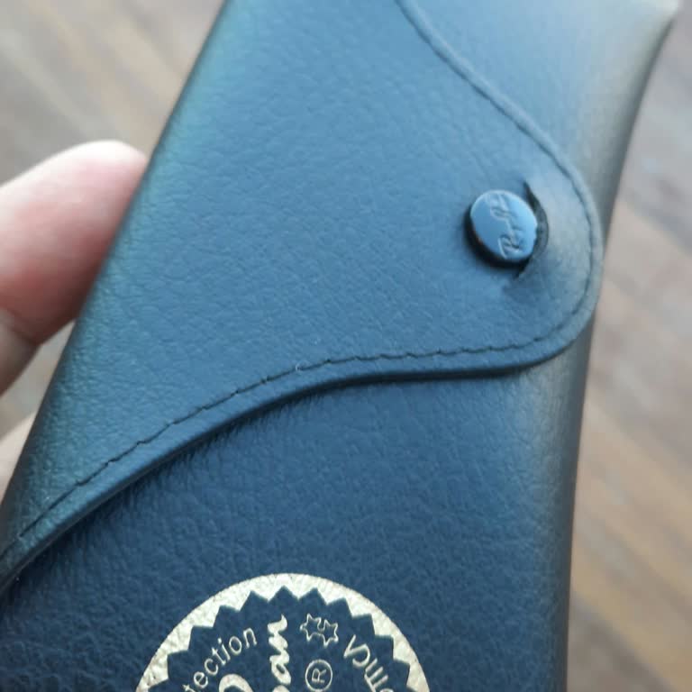 Ray-Ban, funda de gafas deformada, solicito cambio tras compra reciente