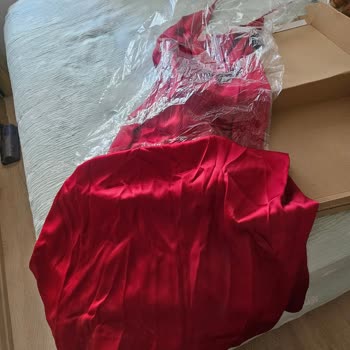 Yüksek Fiyatlı Elbisenin Defolu Ve Kırışık Gönderilmesi Nedeniyle Hayal Kırıklığı