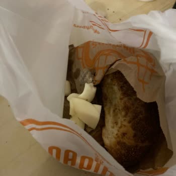 Poğaçadan Çıkan Salyangoz Hijyen Ve Sağlık Endişesi Yarattı