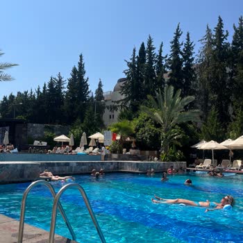 Havuzda Cam Bardak Faciası: Yaralanma Ve İhmalkarlık!