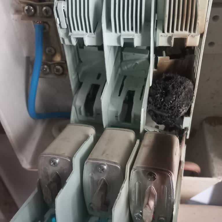 AYEDAŞ'ın Gecikmesi Nedeniyle Elektrik Ve Güvenlik Mağduriyeti