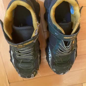 Skechers Sneakers Shatter in One Month - Retailer Claims "User Fault"