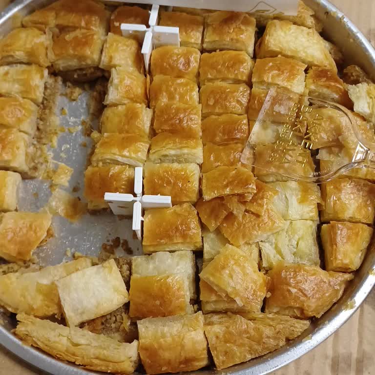 Yurtiçi Kargo Kırılır Etiketine Rağmen Ezilmiş ve Şerbeti Akmış Baklava Teslimatı