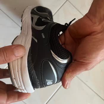 Aldığım Sneaker'ın Tabanı İlk Kullanımda Ayrıldı, Firma Dönüş Yapmıyor