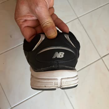 Aldığım Sneaker'ın Tabanı İlk Kullanımda Ayrıldı, Firma Dönüş Yapmıyor