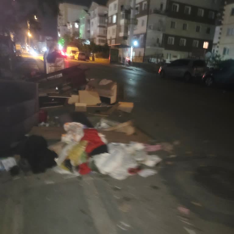 Komşunun Dikkatsizce Attığı Eşyalar Araçlara Zarar Veriyor Ve Cam Kırıldı