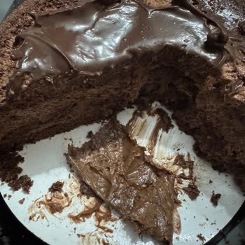 BİM Osmanoğlu Pastasının İçerisinden Yabancı Madde Çıktı