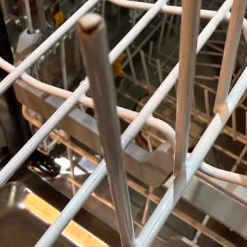 Ржавчина на корзине в посудомоечной машине Miele — гарантия не покрывает