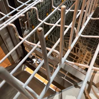 Ржавчина на корзине в посудомоечной машине Miele — гарантия не покрывает