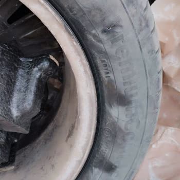 Kısa Sürede Parçalanan Lastiğin Garanti Kapsamında Değişimi Reddedildi