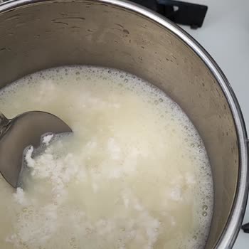 Süt Kalitesiz Çıktı, Mağaza Çalışanı Çözüm Yerine Suçladı Ve İlgisiz Davrandı