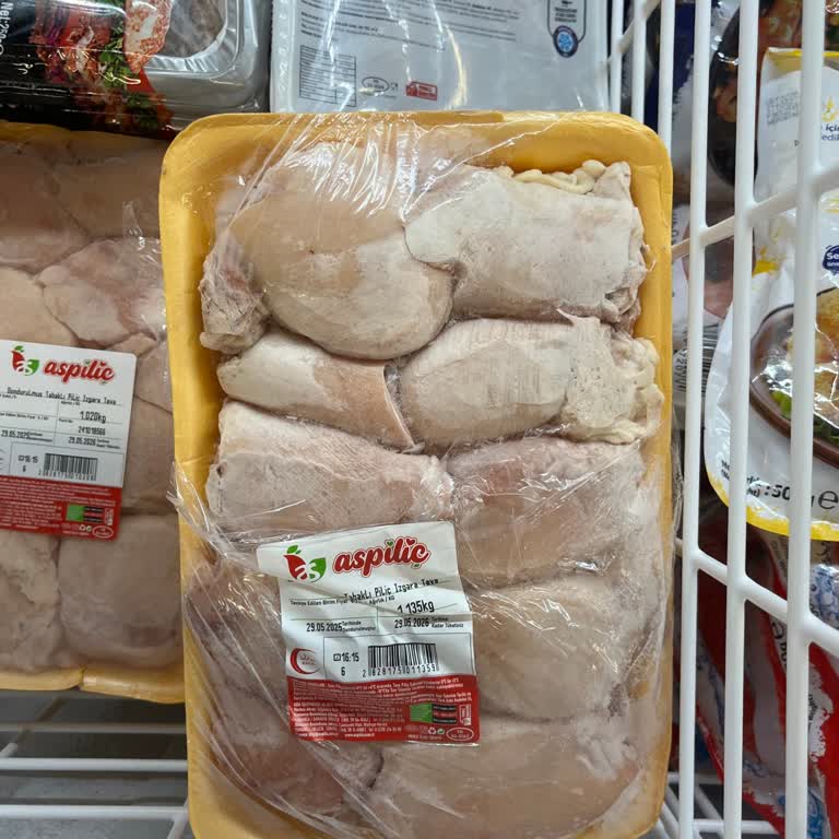 A101 Mağazasında Yırtık Ambalajlı Tavukların Satışa Sunulması!