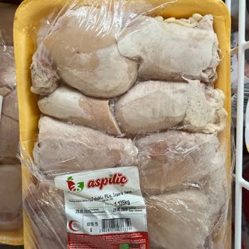 A101 Mağazasında Yırtık Ambalajlı Tavukların Satışa Sunulması!