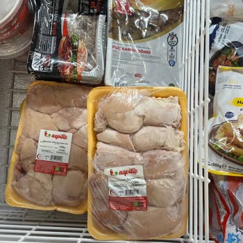 A101 Mağazasında Yırtık Ambalajlı Tavukların Satışa Sunulması!