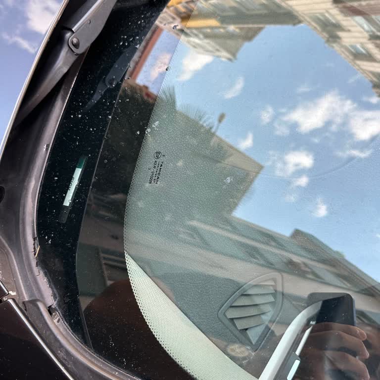 BMW 3 Serisi Ön Cam Fitilindeki Yıpranma Ve Su Alma Sorunu İçin Ücretsiz Parça Değişimi Talebi