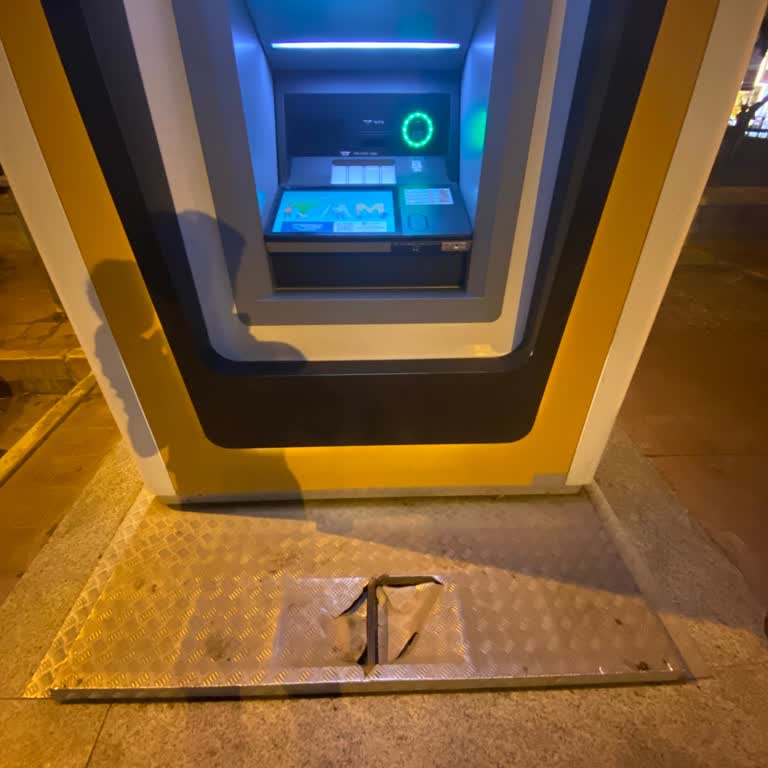 VakıfBank Bankamatiği Önündeki Tehlikeli Basamak Acilen Onarılmalı