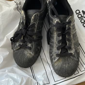 Adidas’tan Alınan Spor Ayakkabıda Dikiş Sorunu Ve Küflenme Mağduriyeti