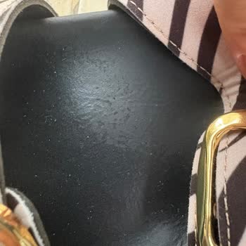 İki Kez Giyilen Terlikte Ciddi Soyulma Ve Mağazadan Çözüm Sunulmaması