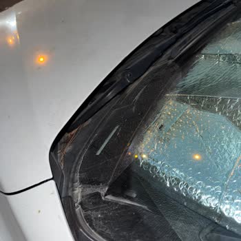 BMW 3 Serisi Ön Cam Eleğinde Beklenmedik Kırık Ve Dökülme Sorunu