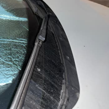 BMW 3 Serisi Ön Cam Eleğinde Beklenmedik Kırık Ve Dökülme Sorunu