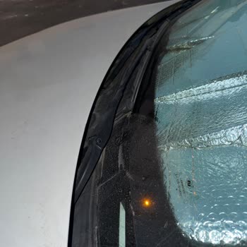 BMW 3 Serisi Ön Cam Eleğinde Beklenmedik Kırık Ve Dökülme Sorunu