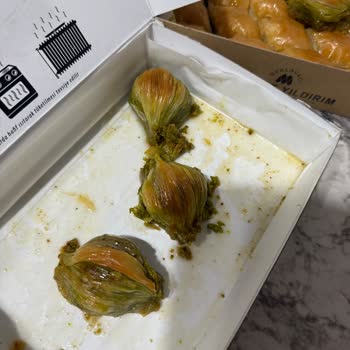 Midye Tatlısında Kıl Şoku: Hijyen Sorunu Ve Ücret İadesi Talebi