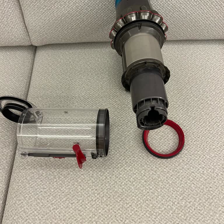 Dyson V15 Süpürgesindeki Kırmızı Plastik Parça Sürekli Yerinden Çıkıyor, Garanti Kapsamında Ücretsiz Destek Bekliyorum