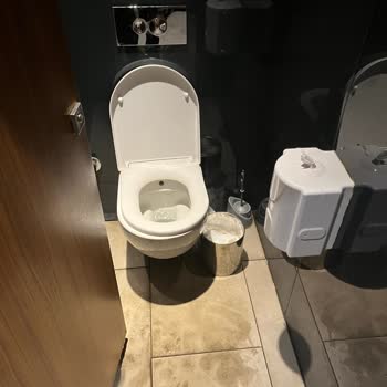 Point Bornova AVM Kadınlar Tuvaletlerinde Hijyen Ve Kullanım Sorunları Bitmiyor