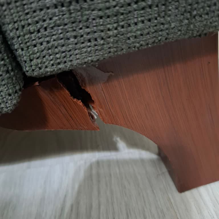 Kilim Mobilya Servis Gecikmesi Nedeniyle Koltuk Ayağında Büyüyen Çatlak Ve Kırılma Riski