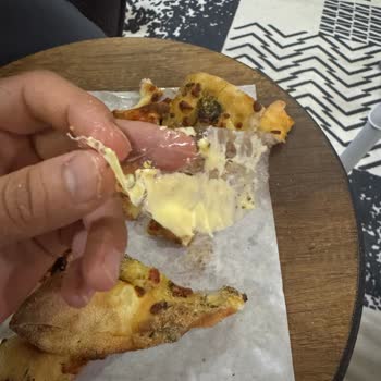 Domino's Pizza Bol Peynirli Ekmekte Peynir Yok ve İçinde Naylon Çıktı