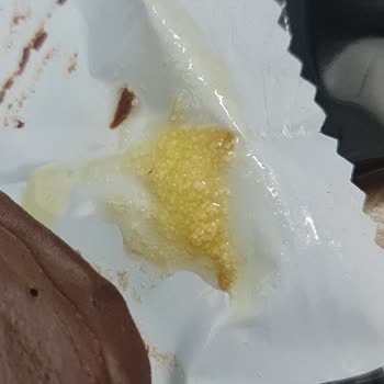 Eti Browni Intense Mini Paketinden Koyu Sıvı Ve Tanecikler Çıktı