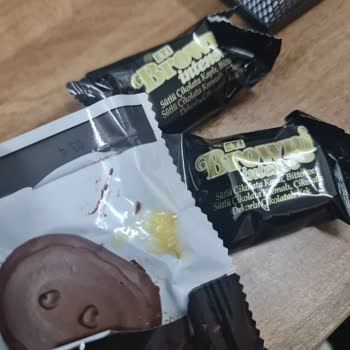 Eti Browni Intense Mini Paketinden Koyu Sıvı Ve Tanecikler Çıktı