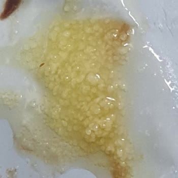 Eti Browni Intense Mini Paketinden Koyu Sıvı Ve Tanecikler Çıktı