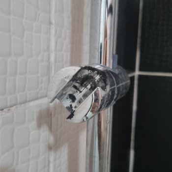 Paslanmaz Diye Satılan Duş Setinde Boya Atması Ve Paslanma Sorunu Yaşadım