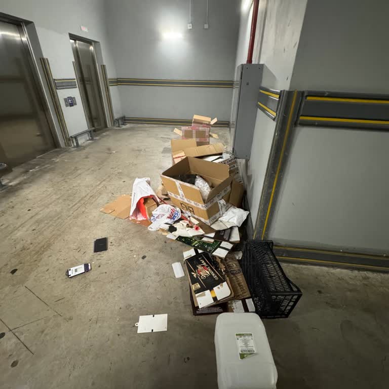 Hilltown AVM'de Asansör Önünde Biriken Kutulara Ve Eşitsiz Uygulamaya Tepki