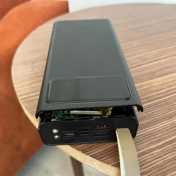 Çekmecede Duran Powerbankin Bataryası Kendiliğinden Şişti