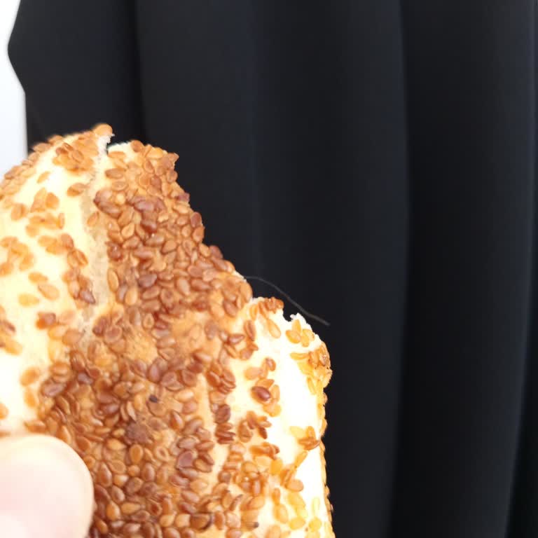 Satın Aldığım Simidin İçinden Kıl Çıkması Hijyen Konusunda Endişe Yarattı