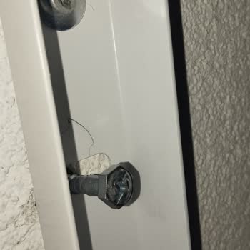 Klima Dış Ünitesinin Eksik Vida İle Montajı Ve Servis İlgisizliği