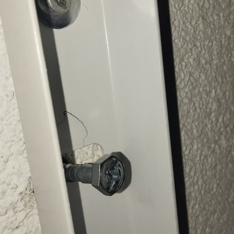 Klima Dış Ünitesinin Eksik Vida İle Montajı Ve Servis İlgisizliği