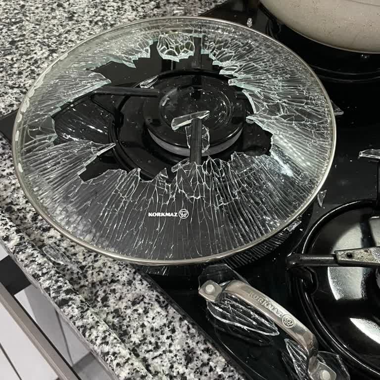 Korkmaz Mutfak Eşyaları Granita Cam Kapak Kullanımı Sırasında Patladı